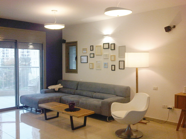 דוגמא לספה אפורה ושולחן סלון עץ וטפט סגול